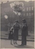 1938 Gaál Margit: Léggömb árus Budapesten, lágyító előtéttel készült jelzetlen vintage fotó, a szerző hagyatékából, 23x17 cm