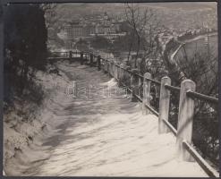 cca 1940 Haár Ferenc (1908-1997): Lefelé a Gellérthegyről, pecséttel jelzett vintage fotó, felülete nem hibátlan, újra szárítást igényel, 14x18 cm
