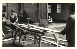 cca 1940 Etényi – Pobuda Sportfotó munkaközösség: Zsaludeszka tisztító gép, fotólap feliratozva, pecséttel jelzett, 9x14 cm