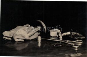 cca 1940 Unghváry Iván: Varrjak, vagy ne varrjak? Inkább stoppolok, jelzés nélküli vintage csendélet a szerző hagyatékából, 14x21 cm