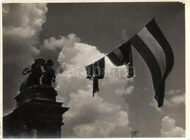 cca 1940 Dulovits Jenő (1903-1972): Budapest, zászlók, pecséttel jelzett vintage fotó, 9x12 cm