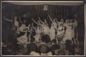 1932 Bp., I. Koronaőr utca színielőadás fotólap