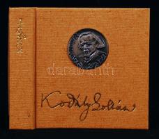 Kodály Zoltán 1882-1967. Vál. Zoltai Dénes. Bp., 1982, Kossuth Könyvkiadó. Minikönyv, 392. számozott példány, készült 500 példányban. Kartonált papírkötésben, az elülső borítón fém plakettel, jó állapotban.