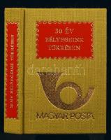30 év bélyegeink tükrében. Kiadja a Postavezérigazgatóság. Bp., 1975, Magyar Posta. Minikönyv, vászonkötésben, 90 bélyeg képével, jó állapotban.