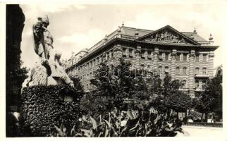 Budapest V. Szabadság tér, irredenta szobor 'Nyugat'