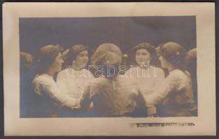 cca 1910 Ping-Pang műterem (Budapest): Trükkös felvétel tükrök segítségével, egy expozícióval több nézőpontból is bemutatja a modellt, fotólap, 9x14 cm