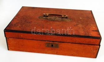 Régi asztali irattartó fa doboz, réz fogóval, alján repedésekkel, kulcs nélkül, 20×29 cm