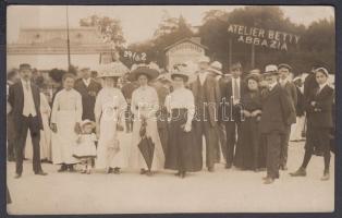 1910. június 29. Az Abbázián nyaraló úri közönség csoportképe, fotólap feliratozva, 9x14 cm