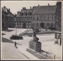 cca 1937 Darányi Erzsébet: Budapest, Budai vár, Bécsi kapu tér a rohanó angyal szoborral és egy kevésbé rohanó régi autóval, aláírt vintage fotó, 13x13 cm