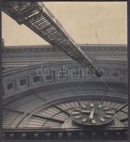 cca 1970 Budapest, a Keleti pályaudvar homlokzatának mosása, tisztítása tűzoltó toronylétra segítségével, a kontúrok retussal kihúzva, megjelent az Esti Hírlapban, 14x13 cm