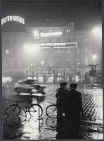 1959 Magyar Alfréd: Budapest, este az Oktogon téren, a közlekedést iránytó rendőr bódéjával, a szerző által feliratozva, 18x13 cm