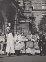 cca 1939 Járai Rudolf (1913-1993): Budapest, Szent István napi körmenet, pecséttel jelzett vintage fotó, 24x18 cm