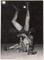 cca 1960 Komlós Tibor: Magyarország – Törökország kötöttfogású birkózó bajokság 7:1, feliratozott sportfotó, 18x13 cm