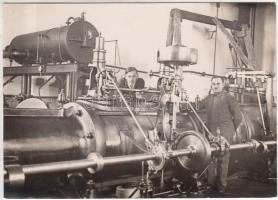 cca 1900 Részlet a Röck Gépgyárból egy mérnökkel és egy munkással, jelzetlen vintage fotó, a Röck Rt. archívumából, 12x17 cm