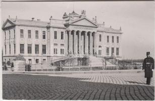 1938 Posztoló rendőr a szegedi Móra Ferenc Múzeum épülete előtt, 8x12 cm