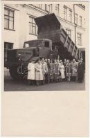 1954 MAZ-525 típusú, 25 tonna teherbírású teherautó a gyár udvarán, feliratozva oroszul, fotóméret 11x10 cm