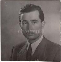 1954 Papp Bertalan, az egyéni kardvívó világbajnokság 7. helyezettjének portréképe, feliratozva, 13x13 cm