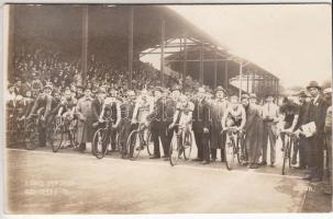 1921. szeptember 18. Varga fotó: Az Egy órás kerékpárverseny rajtja a budapesti Velodrom Millenárison, fotólap, 9x14 cm