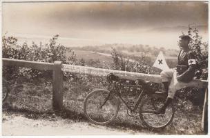 1926. június 1. Biatorbágy, Katalin-hegy, kerékpárpár verseny alkalmi mentőállomása, fotólap feliratozva, 9x14 cm