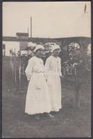 cca 1918. október, Munkács, Komjáthy Eta és Margit ajándéka a kedves főorvosuknak, fotólap, feliratozva, 14x9 cm