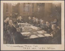 1935. október 24. A Közép-európai Labdarugó Kupa előkészítő ülése Bécsben, a kép foltos, 14x18 cm