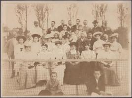 cca 1900 Teniszező társasági hölgyek és kísérőik, valószínűleg egy üdülőhelyen, elől két labdaszedő sráccal, 18x24 cm, kis lapszéli szakadással, saroktöréssel, 18x24 cm