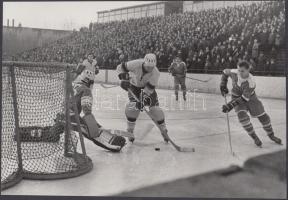 1967 Jégkorong mérkőzés Budapesten, ahol az Újpesti Dózsa győzött 5:3-ra az FTC csapatával szemben, jelzetlen sportfotó, 15x22 cm