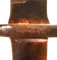 I. Világháborús bajonett, pótólt fém hüvelyben, jelzett, bőr tartóval, h:39 cm