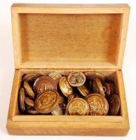 Kis fa dobozka, tele antik fém gombokkal, folyami,családi címeres, koronás stb, összesen:31 db