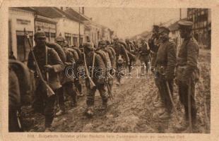 Bulgarische Soldaten grüssen Deutsche beim Durchmarsch durch ein serbisches Dorf / Bulgarian soldiers greeting Germans, WWI military 'K.u.K. Bezirkskommando Prijeljina' cancellation