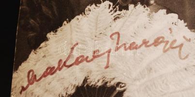 Makay Margit (1891-1989) aláírása az őt ábrázoló fotón