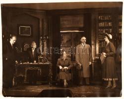 cca 1945 Művész Színház Úriemberek című előadása, hátoldalon feliratozva, sarka törött, 23x30 cm