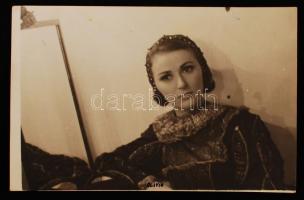 Gordon Zsuzsa színésznő aláírása az őt ábrázoló fotón