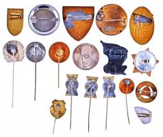 18db vegyes magyar és külföldi jelvény és kitűző, közte zománcozottak is, jobb darabokkal! T:vegyes