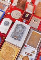 Brandi Jenő olimpiai bajnok vízilabdázó, edző és sportvezető hagyatéka: kb. 55db klf sport érem, plakett és jelvény, benne olimpiai jelvények, jelzett darabok, több plakett eredeti tokjában a '30-astól a '60-as évekig T:vegyes Legacy of Jenő Brandi, a Hungarian water polo player who competed in the 1936 Summer Olympics and in the 1948 Summer Olympics. ~1930-1960. cca. 55pcs of diff. sport medallions, plaques, olympic badges T:mixed