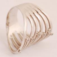 Fehérarany (Au) 18 K gyűrű apró kövekkel díszítve, jelzett, méret: 56, br: 5,9 g /
Gold ring, size: ...