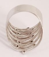 Fehérarany (Au) 18 K gyűrű apró kövekkel díszítve, jelzett, méret: 56, br: 5,9 g /
Gold ring, size: ...