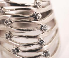 Fehérarany (Au) 18 K gyűrű apró kövekkel díszítve, jelzett, méret: 56, br: 5,9 g /
Gold ring, size: ...