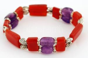 Karneol és ametiszt kövekből fűzött gumírozott karkötő / bracelet