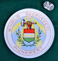 ~1980. "Kiváló szervezeti munkájáért - KIOSZ" Hollóházi porcelán kitüntető plakett dísztokban (136mm) + "Kiváló szervezeti munkájáért - KIOSZ" zománcozott jelvény (22x31mm) T:1,1-