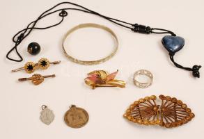 Bizsu tétel: benne gombdísz, 3 db medál, 1 db kitűző, 3 db válltű, 1 db gyűrű, 1 db nyaklánc, 1 db karkötő, összesen 12 db