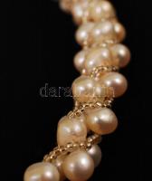 Tenyésztett gyöngyből fűzött dupla soros nyaklánc és karkötő mágneses kapoccsal, h: 18 és 38 cm /
cu...