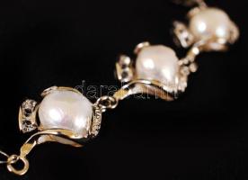 Tenyésztett gyöngyből készített karkötő kapoccsal, h: 19 cm, 1 pár fülbevaló /
cultured pearl bracel...