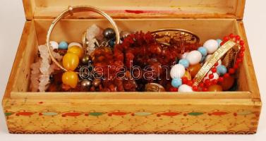 Bizsu ékszer tétel fa dobozban (láncok, kitűzők, medál stb.)