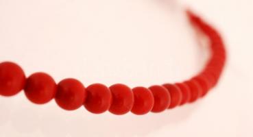 Korall gyöngysor, h: 40 cm, fülbevalóval /
Coral necklace, 40 cm, with earring