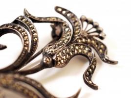 Ezüst (Ag) kitűző markazitos díszítéssel, br: 6,9 g /
Silver brooch, br: 6,9 g