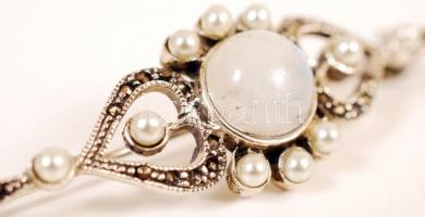 Ezüst (Ag) kitűző gyöngy és holdkő és markazitos díszítéssel, br: 6,4 g /
Silver brooch, br: 6,4 g