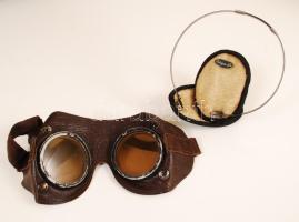 Régi motoros szemüveg és fülvédő