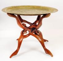 Ornamentális mintával díszített réz tálca, d: 33 cm; faragott fa láb, h: 40 cm