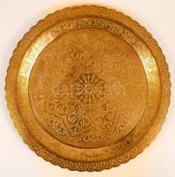 Ornamentális mintával díszített réz tálca, d: 33 cm; faragott fa láb, h: 40 cm
